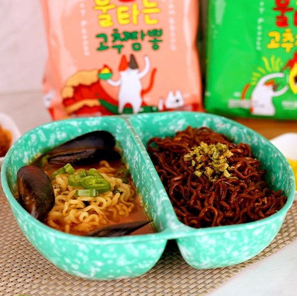 香港中環香港中環展示三養辛辣炸醬面和海鮮湯麪包裝,展現在同一碗中的完美搭配和對比,背景為包裝袋色調。