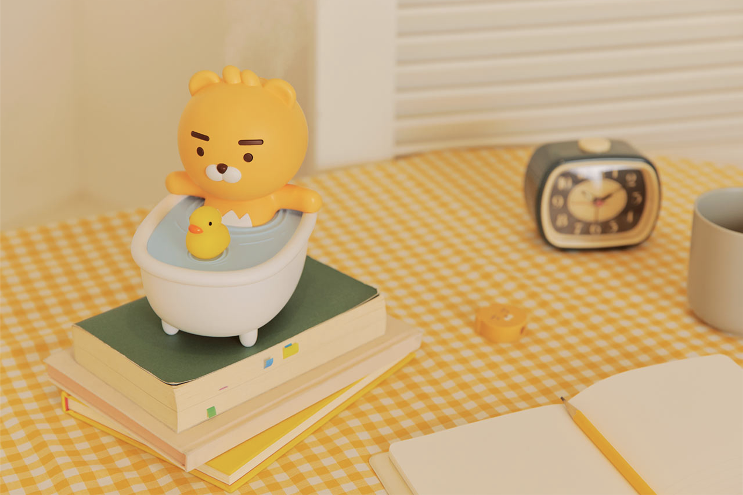 香港中環Kakao Friends Ryan加濕器可愛展示圖,展現Ryan在浴缸中泡澡造型,背景為柔和的枱面,設有書籍和時鐘。