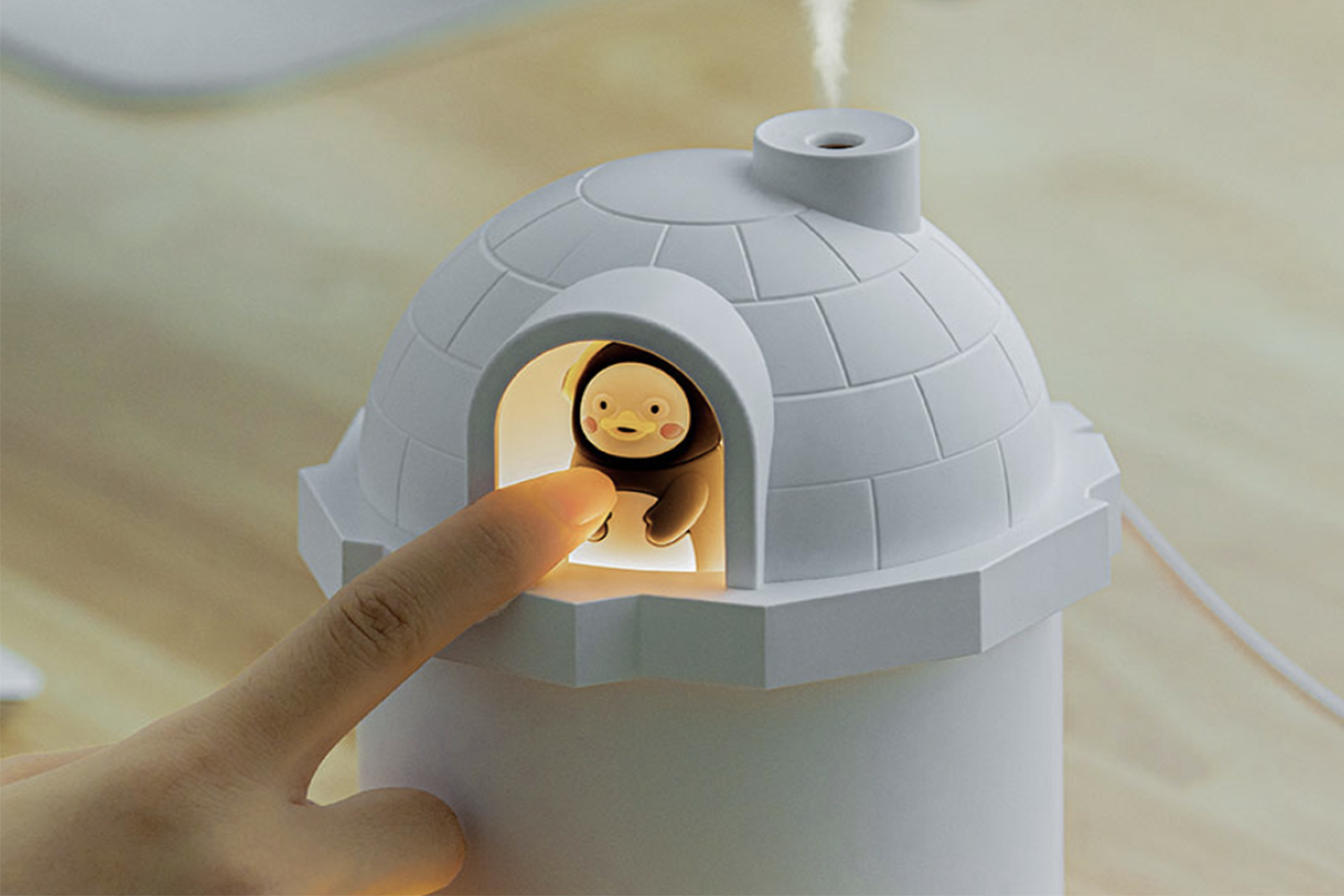 香港中環展示Pengsoo冰屋迷你加濕器,以手指按頸部位置,顯示其互動性和趣味設計。