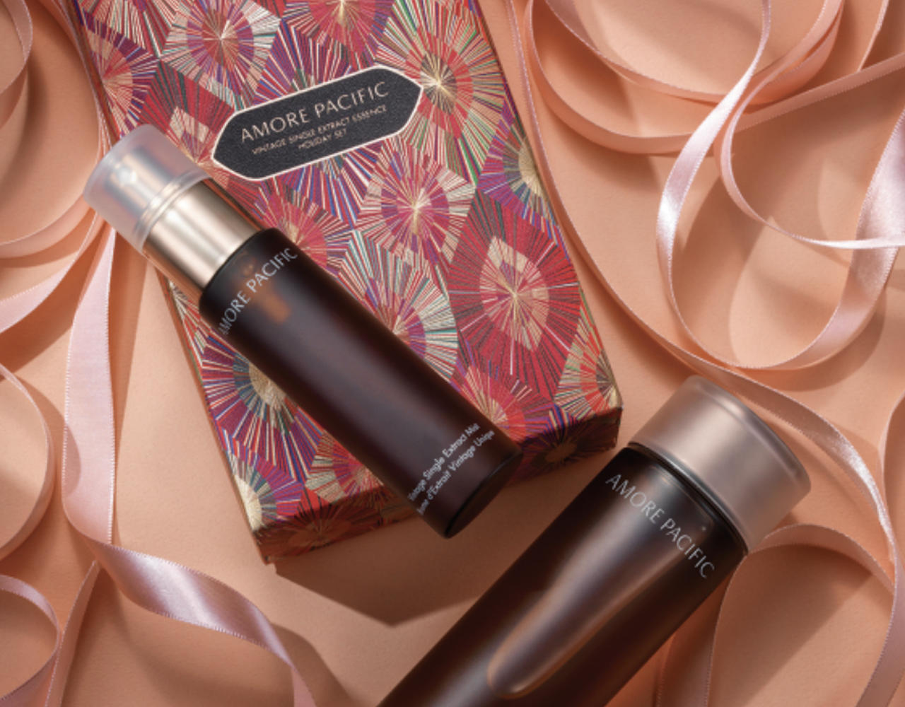 香港中環韓國Amore Pacific護膚禮盒展示,設計典雅,伴隨粉色絲帶搭配,背景為柔和的陽光下拍攝。