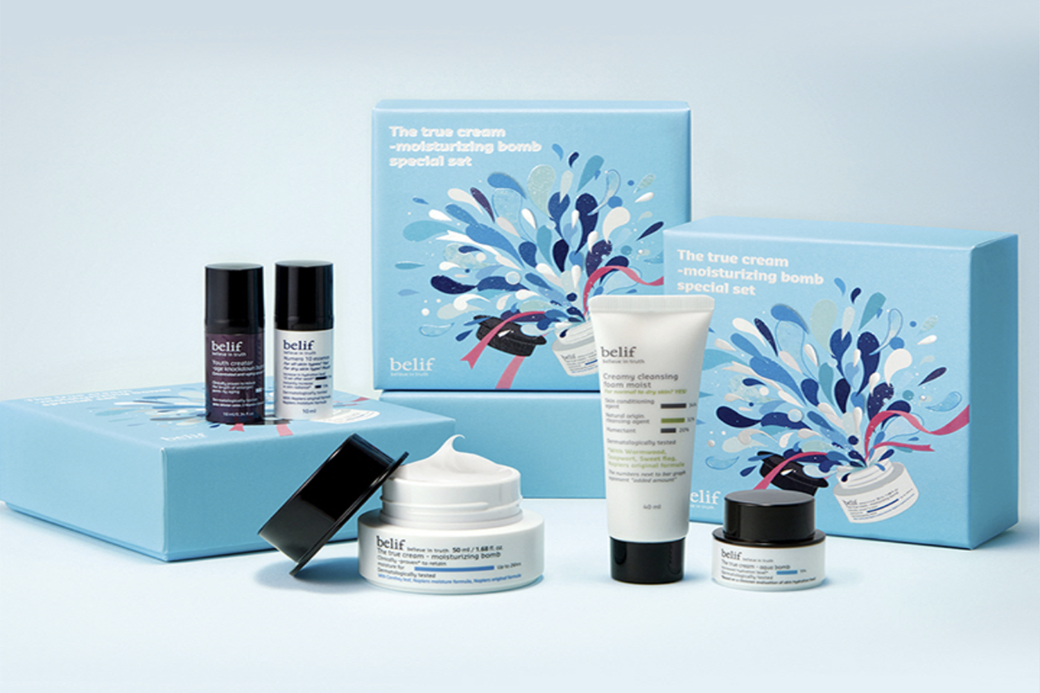 香港中環belif紫芹潤澤炸彈霜組合展示圖,旁邊配有其他保養品,背景為藍色盒裝,營造清新感。