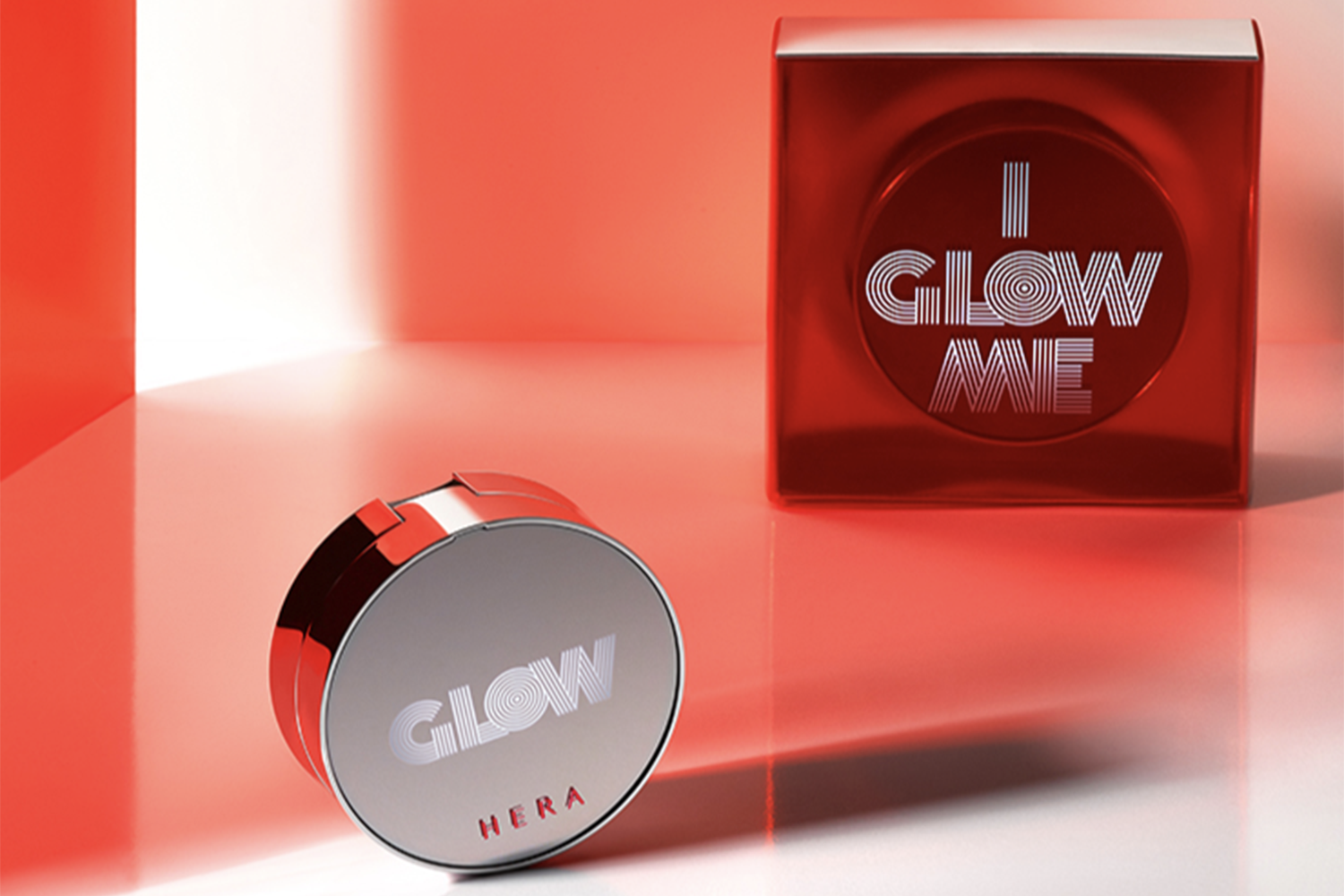 香港中環HERA霧感氣墊粉底產品照,強調其發光理念,配合紅色壁紙及產品設計,使之散發時尚氣息。