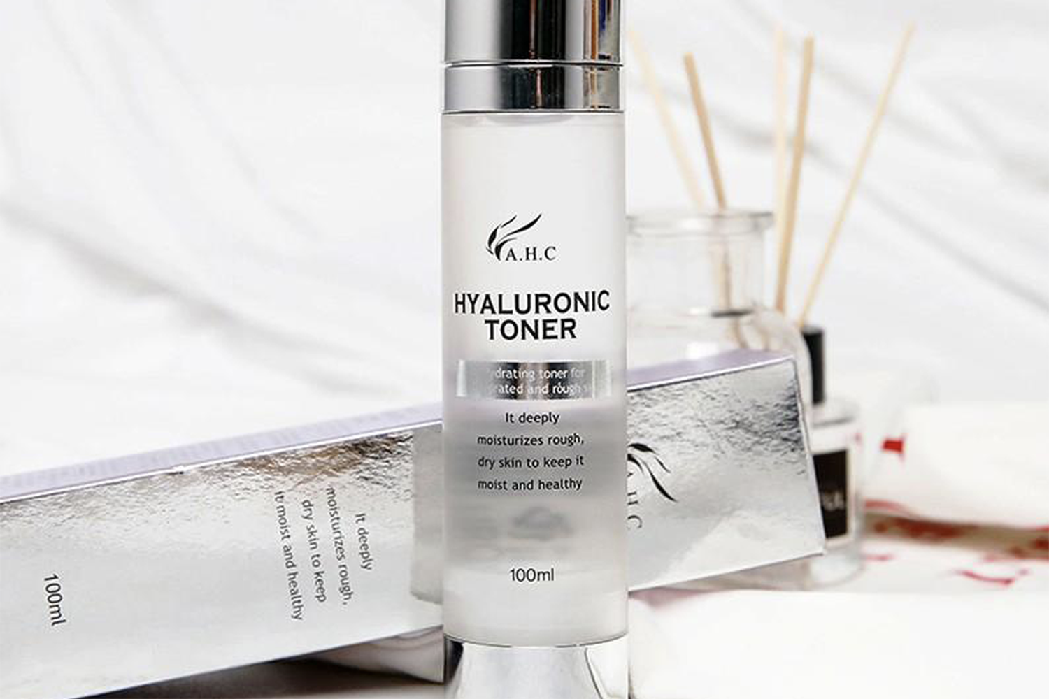 香港中環韓國美容品牌AHC的玻尿酸精華水產品展示,其中產品瓶身透明,搭配白色背景。