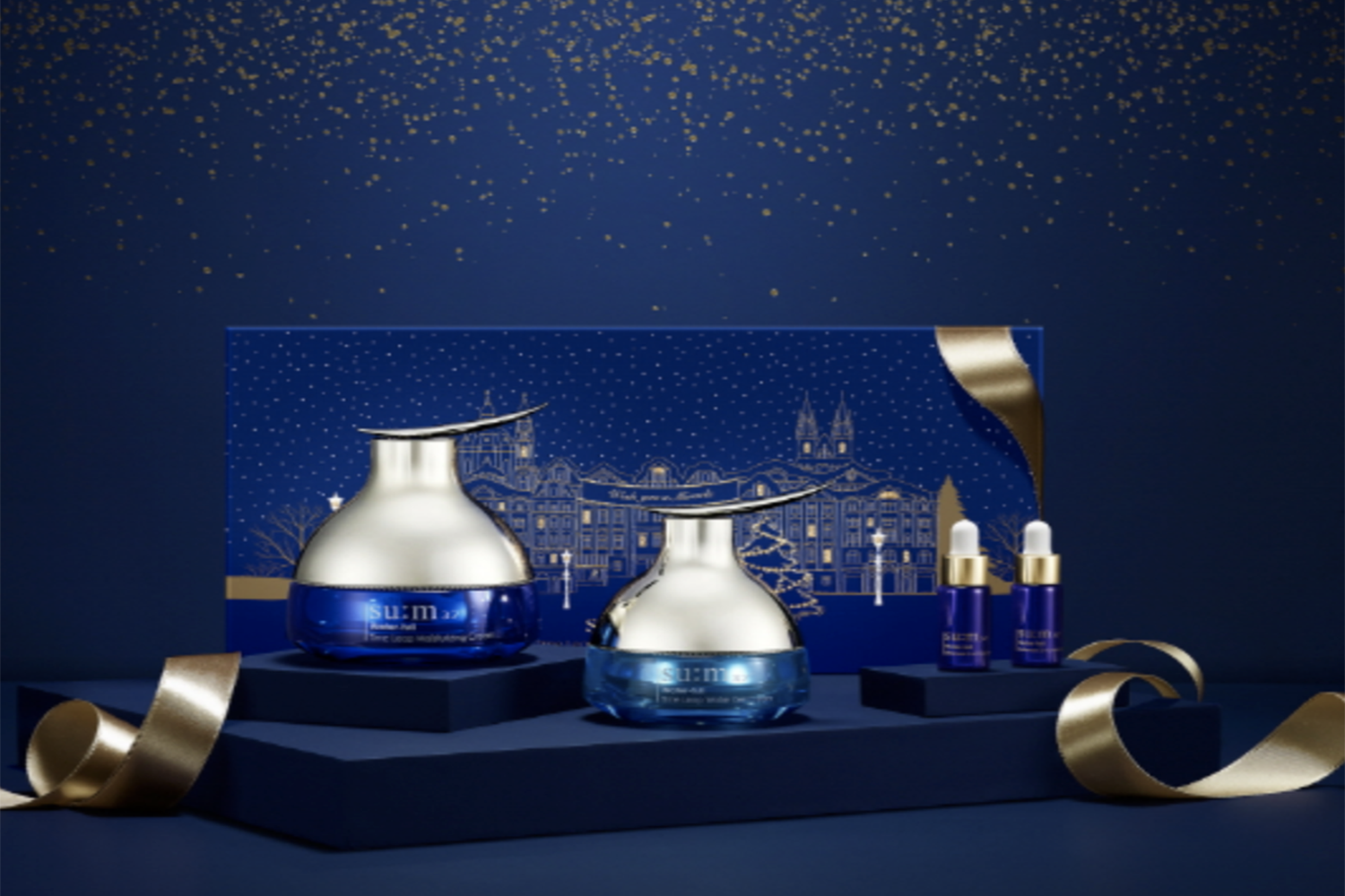 香港中環Sum:37 Moisturizing系列聖誕禮盒展示,設計有豪華金色和藍色,強調其保濕效果和高貴外觀。