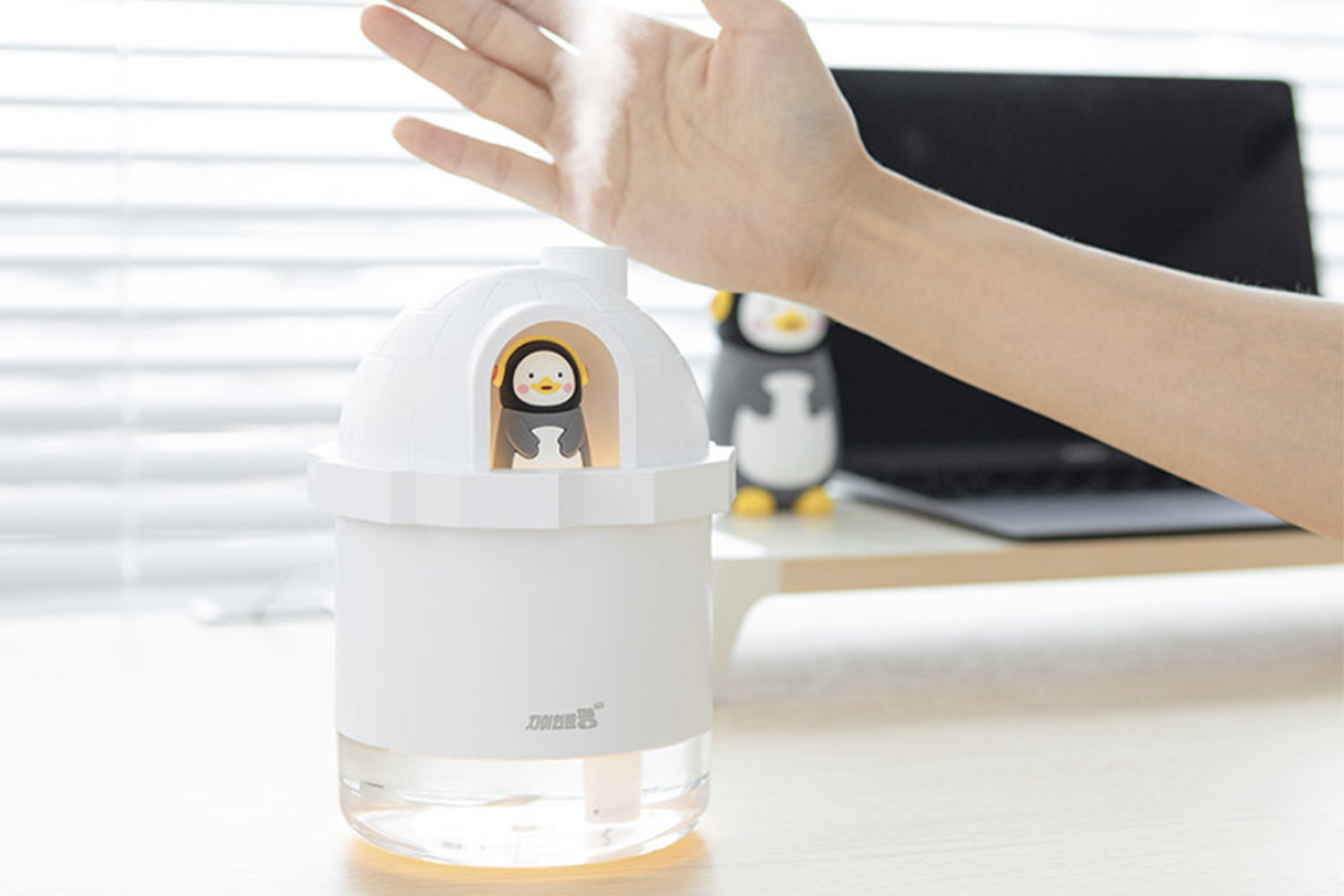 香港中環Pengsoo冰屋迷你加濕器展示圖,展示手勢控制加濕器操作,背景為辦公室或家用環境,強調產品的實用性。