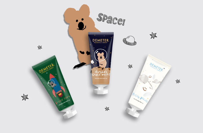 香港中環Demeter x Dinotaeng聯名護手霜展示圖,背景為灰色,有可愛的插圖裝飾,標有“Space”的文字。