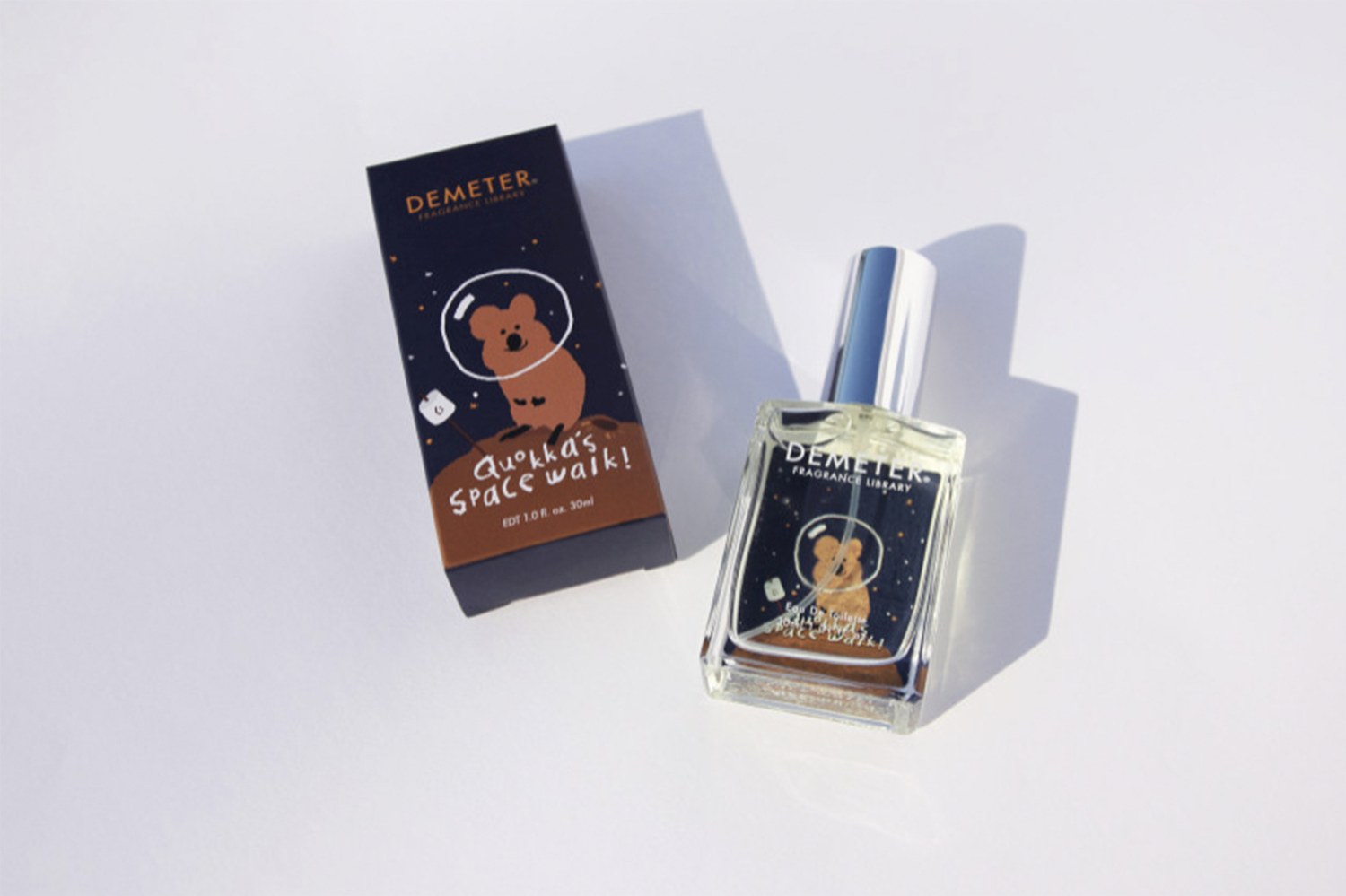 香港中環Demeter x Dinotaeng聯名香水展示圖,展示一款具有太空主題的香水,並包含與瓶子搭配的包裝盒。