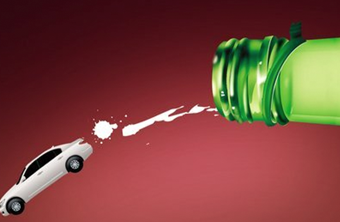 酒瓶倒出液體，旁邊有一輛小汽車，象徵酒駕問題。