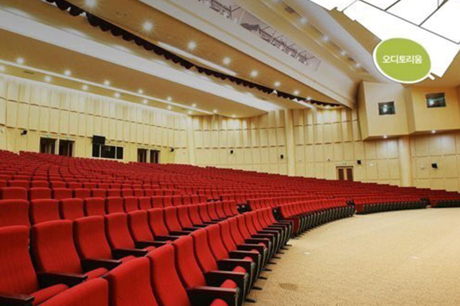 演唱會場地內景，空無一人的紅色座椅