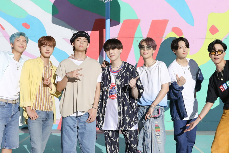 BTS组合成员在多彩背景前的合影