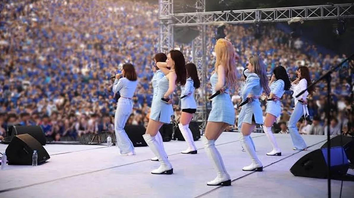 งานเทศกาลดนตรีในมหาวิทยาลัยแห่งหนึ่งในเกาหลีใต้มีไอดอลขึ้นแสดงบนเวทีต่อหน้าผู้ชมจำนวนมากในชุดแสดงสีฟ้า