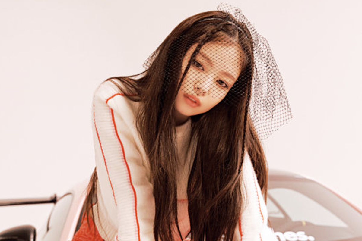 aespa Karina穿著銀白色禮服,背景為巨大的粉色月亮,髮型為複雜精緻的盤發,帶有奇幻和浪漫的氛圍。