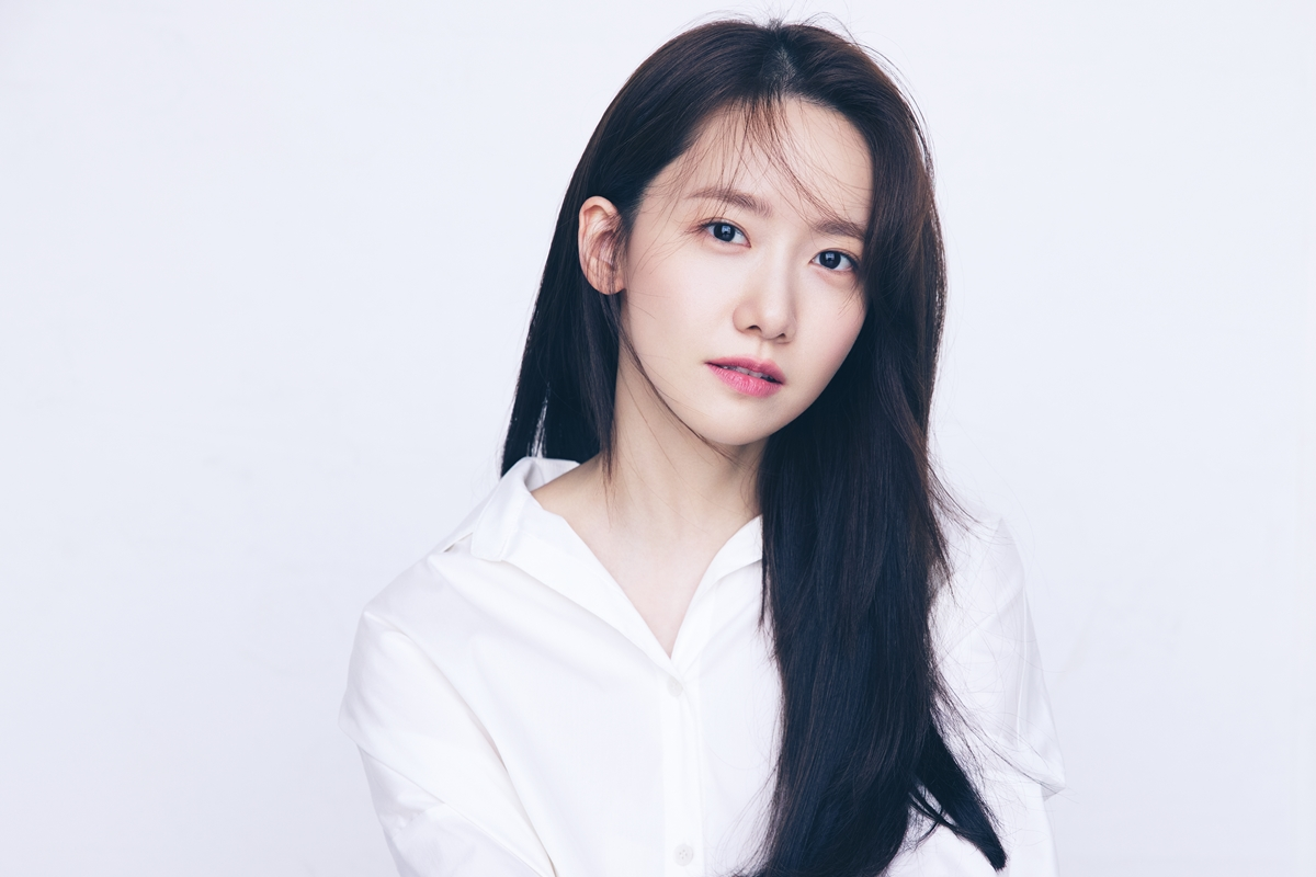 少女時代成員潤娥身穿白色襯衫,頭髮披肩,背景為白色,展現自然優雅的清新氣質。