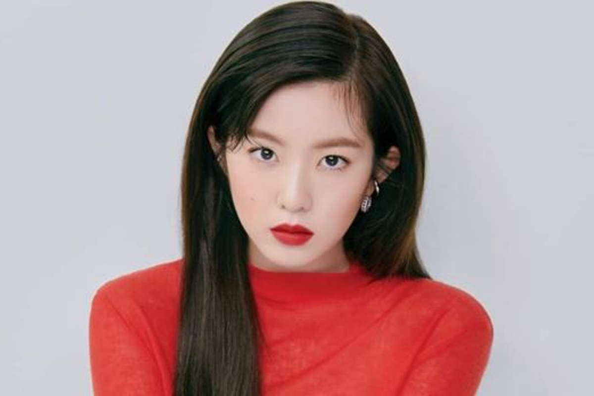 Red Velvet成員Irene身穿紅色長袖,頭髮披肩,背景為淺灰色,展現簡潔且具魅力的風格。