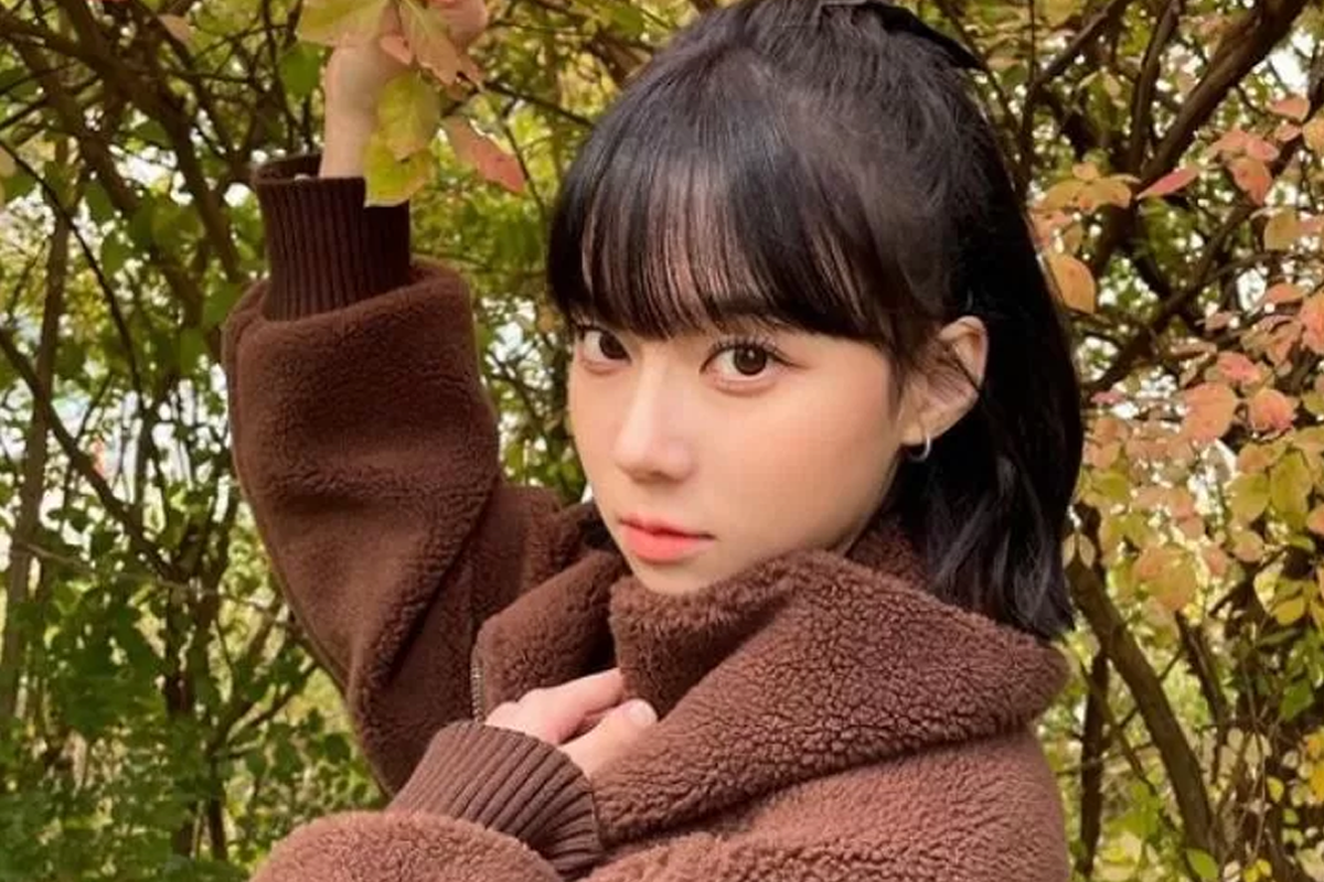 韓國女明星穿著淺粉色襯衫,背景為粉藍色背景,呈現出浪漫清新的夏日風格。