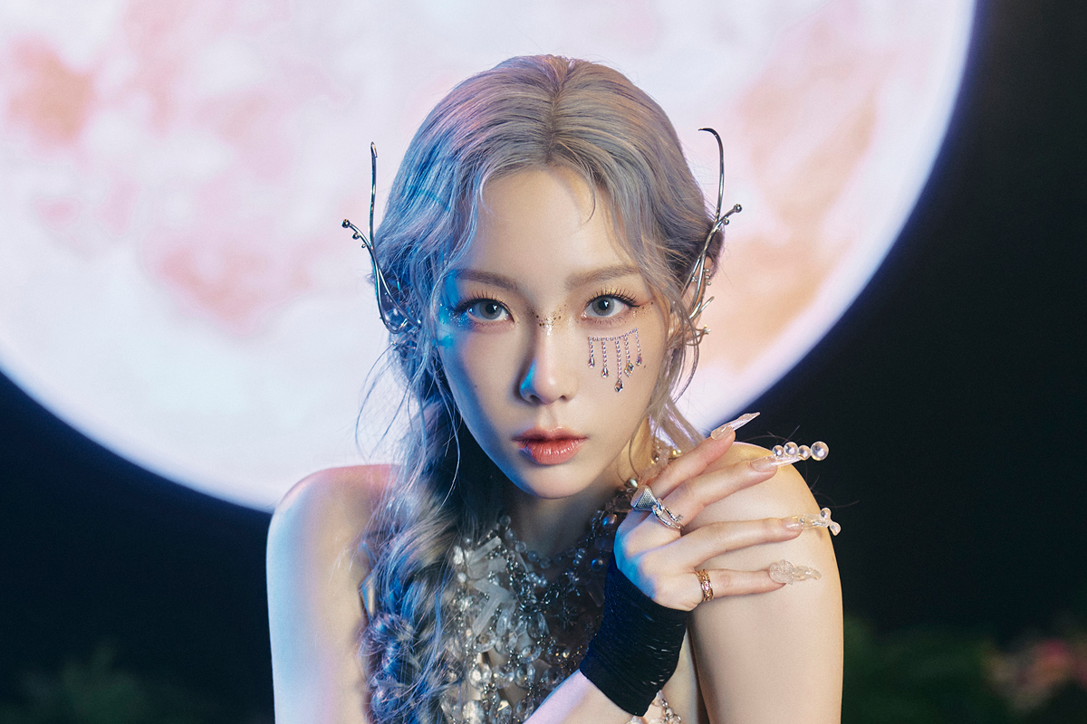 韓國女明星穿著以閃亮面料設計的晚禮服,背景為紫色牆,完美展現高貴與典雅的氣質。