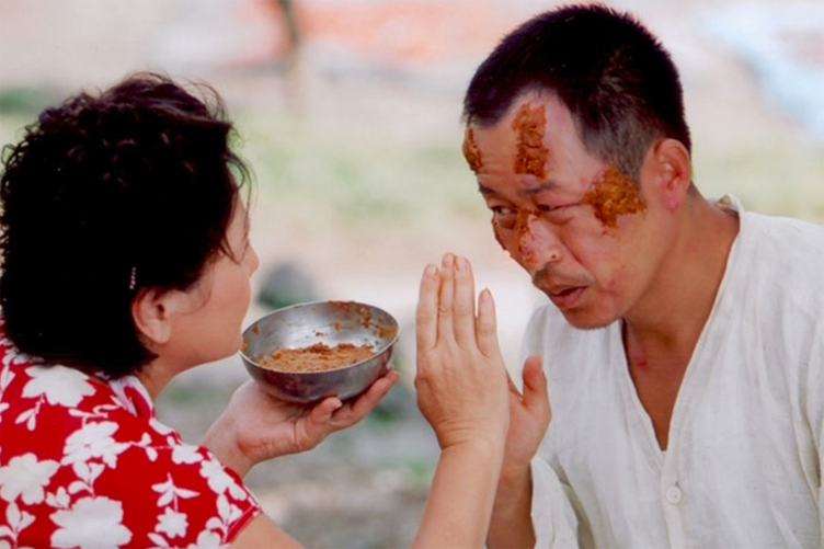 韓國傳統的解毒偏方，當被蜜蜂叮咬時，塗抹大醬的療法，展示了韓國民間信仰的傳統處理方式。