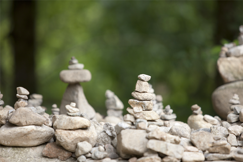 在韓國傳統文化中，小石塔被用作祈禱和許願的象徵。「祈求好運的小石塔」是一種具有精神信仰意義的表達，也是韓國文化的重要組成部分。