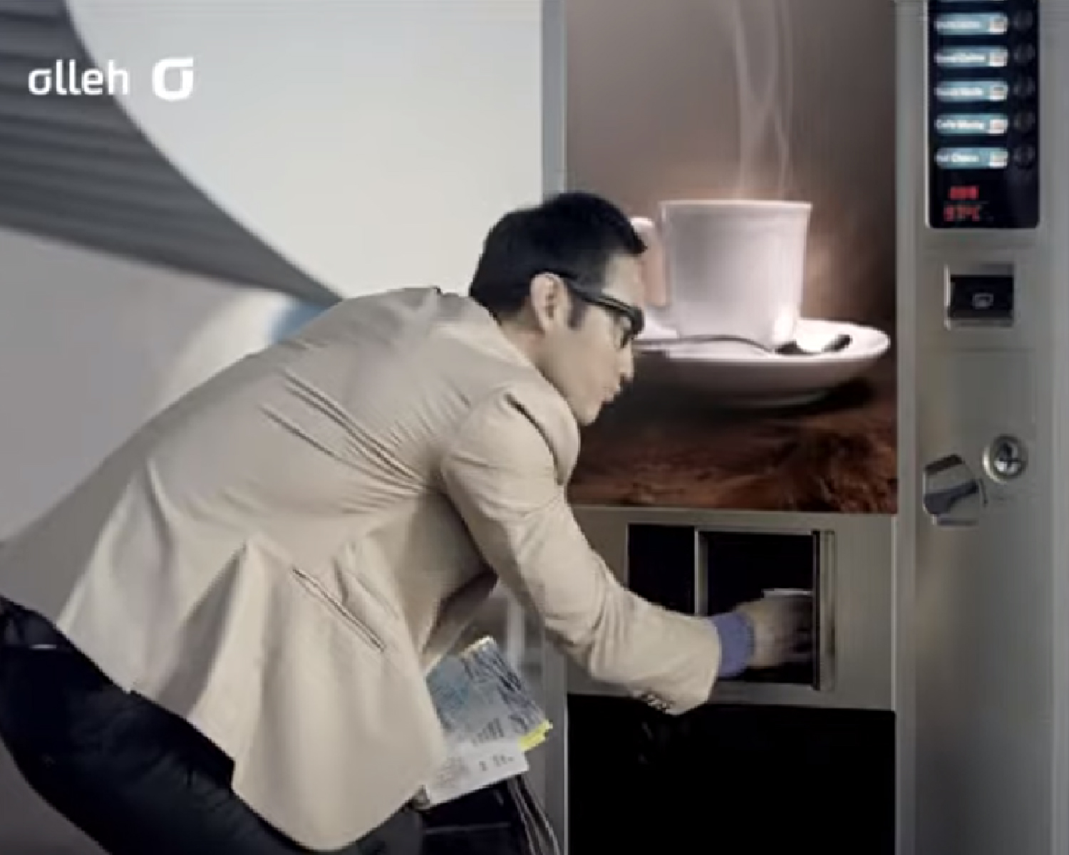 韓國人從咖啡販賣機提早取咖啡的情境，顯示出韓國文化中的一個風趣習慣，這種行為有時候可能會導致燙傷。