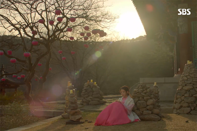 韓國傍晚的傳統寺廟庭院，周圍點綴著許多小石塔和紙燈籠，創造出寧靜而神聖的氛圍。「傳統寺廟中的小石塔和燈籠」是一幅表現祈禱文化的美麗場景。