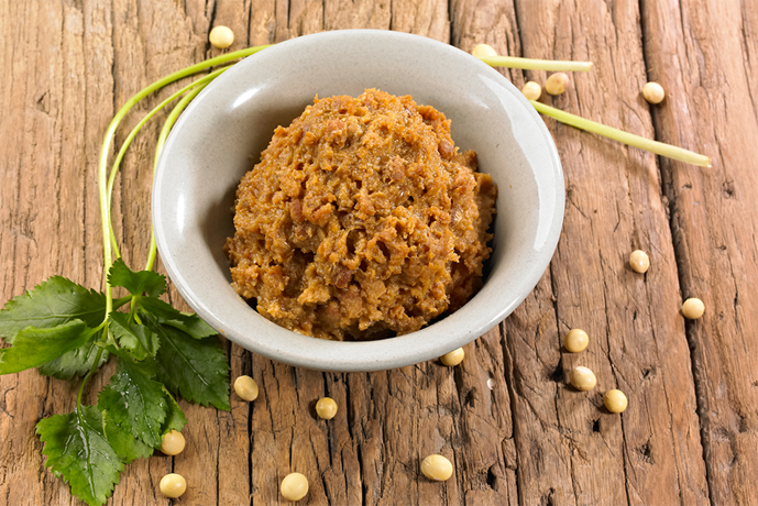 韓國大醬被用作天然療法和傳統冰箱保存方式的一部分顯示。展示了在傳統處方中大醬的重要性。