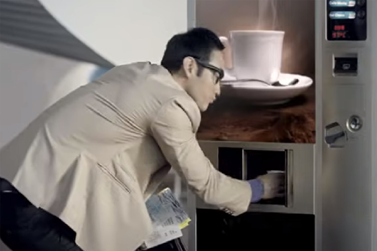 描繪韓國人習慣於匆忙使用咖啡機的姿態。韓國人的這一急躁行為反映出其文化中的某些習慣。