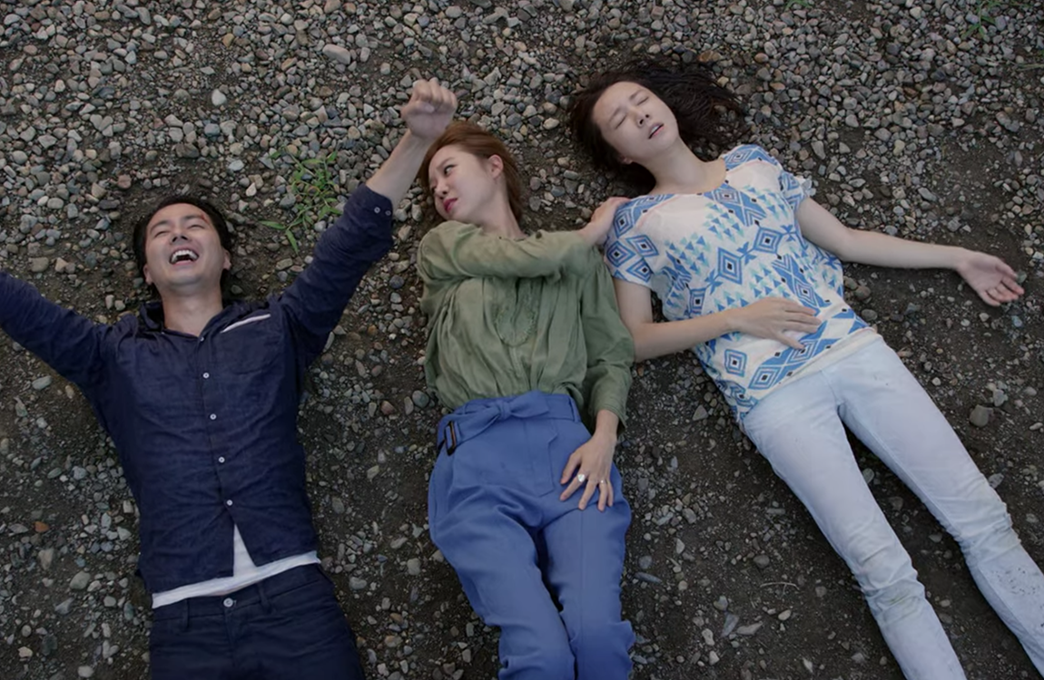 jo in-sung, gong hyo-jin lying down on the pebble ground in korean drama it