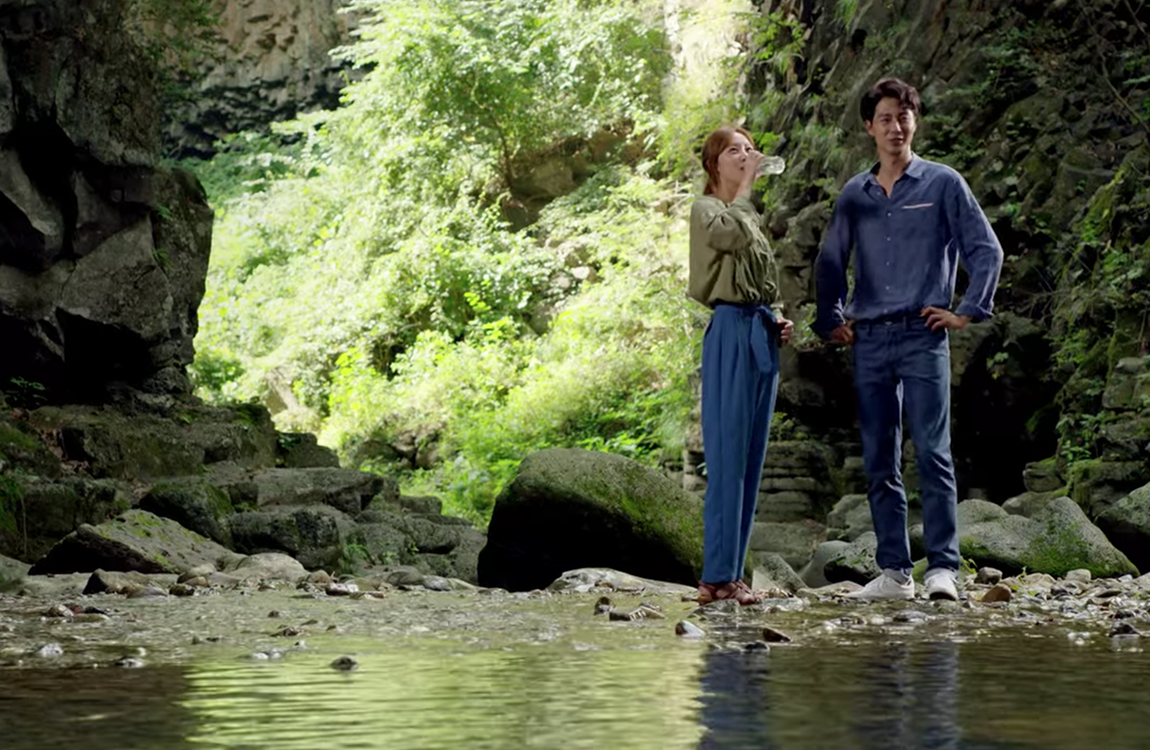 jo in-sung at gong hyo-jin at the beautiful waterfalls in korean drama it