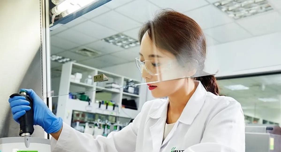 นักวิทยาศาสตร์หญิงกำลังทำการทดลองในห้องแล็บ เพื่อค้นคว้าวัคซีนและยารักษา COVID-19