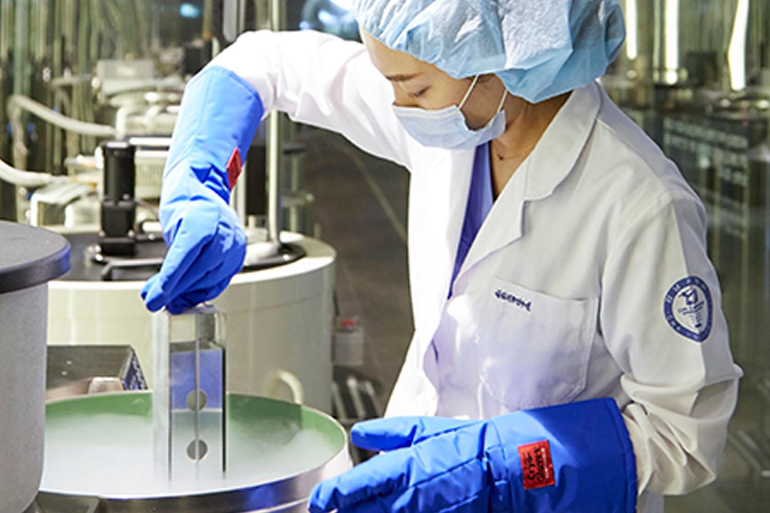 การเก็บรักษาเซลล์ไข่ด้วยความเย็นที่เรียกกันทั่วไปว่าการแช่แข็งไข่เป็นวิธีการรักษาความอุดมสมบูรณ์ของไข่ของเพศหญิงเพื่อให้สามารถมีลูกได้ในภายหลัง