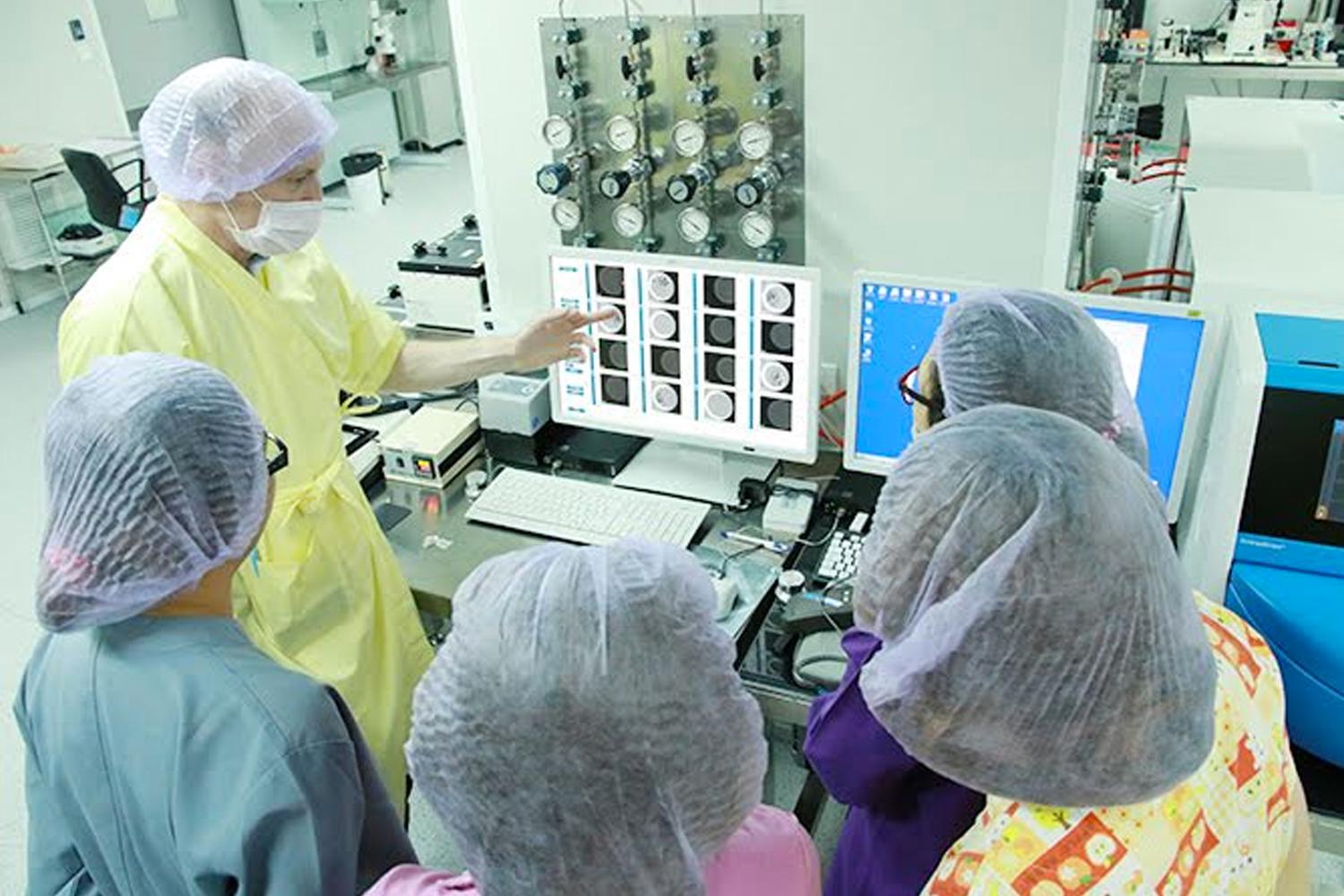 เพื่อให้ได้ไข่แช่แข็งผู้เข้ารับบริการต้องได้รับการฉีดฮอร์โมนเพื่อกระตุ้นให้ร่างกายอยู่ในภาวะที่คล้ายกับการคล้ายกับปฏิสนธิ