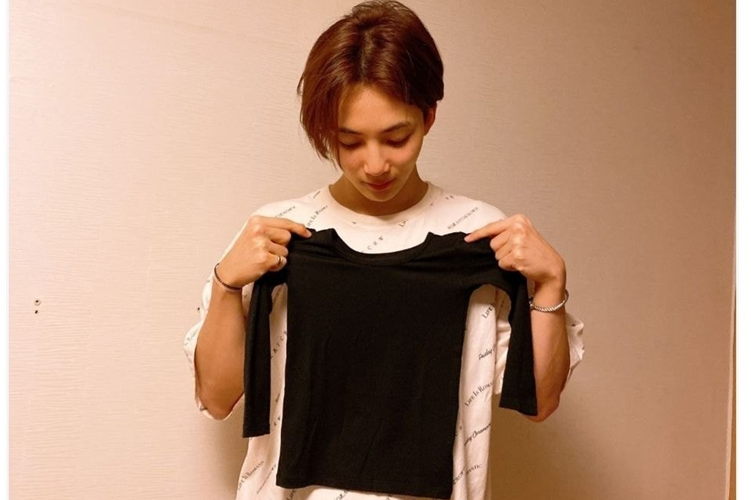 係Weverse上傳嘅相片中，淨漢展示咗佢錯買咗一件小童碼而非成人碼嘅黑色長袖衫，成為咗一個趣事的笑點。