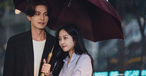 tale of the nine tailed scene where lee dong wook holds up an umbrella for jo boah