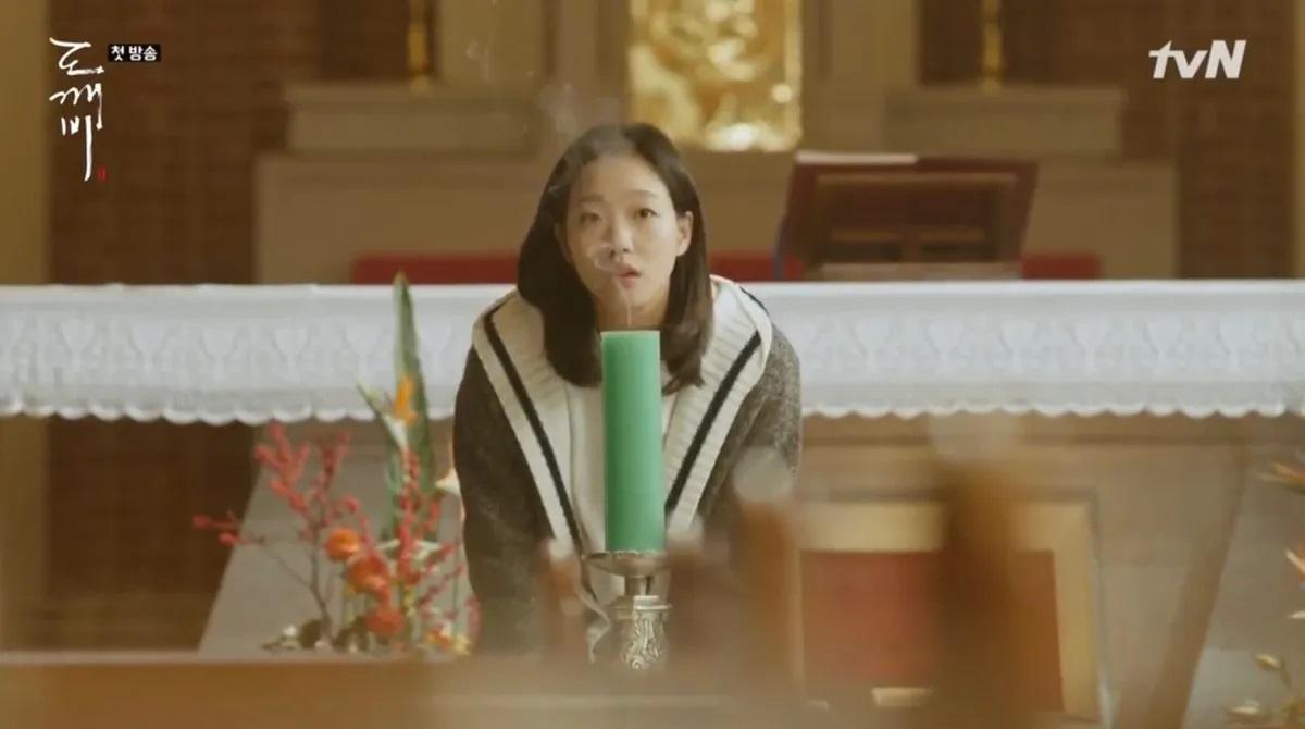 ผู้หญิงกำลังจุดเทียนในโบสถ์, การนับถือศาสนาและพิธีกรรมทางศาสนาในสถานที่ศักดิ์สิทธิ์, วัฒนธรรมและความเชื่อในเกาหลี