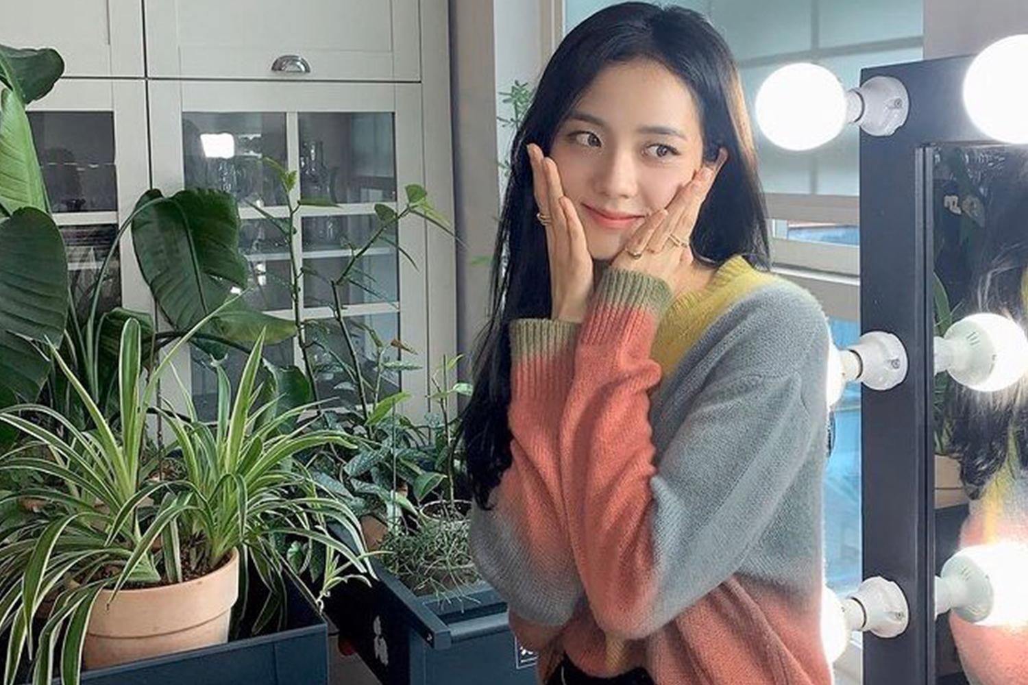 韓國明星展示個性化的生活方式和追求夢想的自由精神,在充滿綠意的背景下。