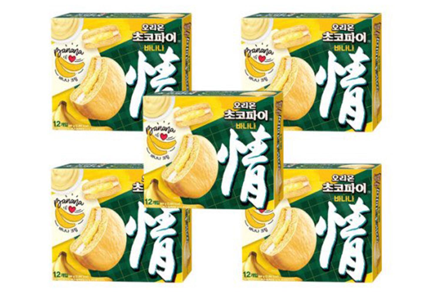 韓國 ORION 香蕉口味朱古力派產品包裝展示。成盒子以黃色為主調，內含朱古力批的照片，吸引旅客購買。