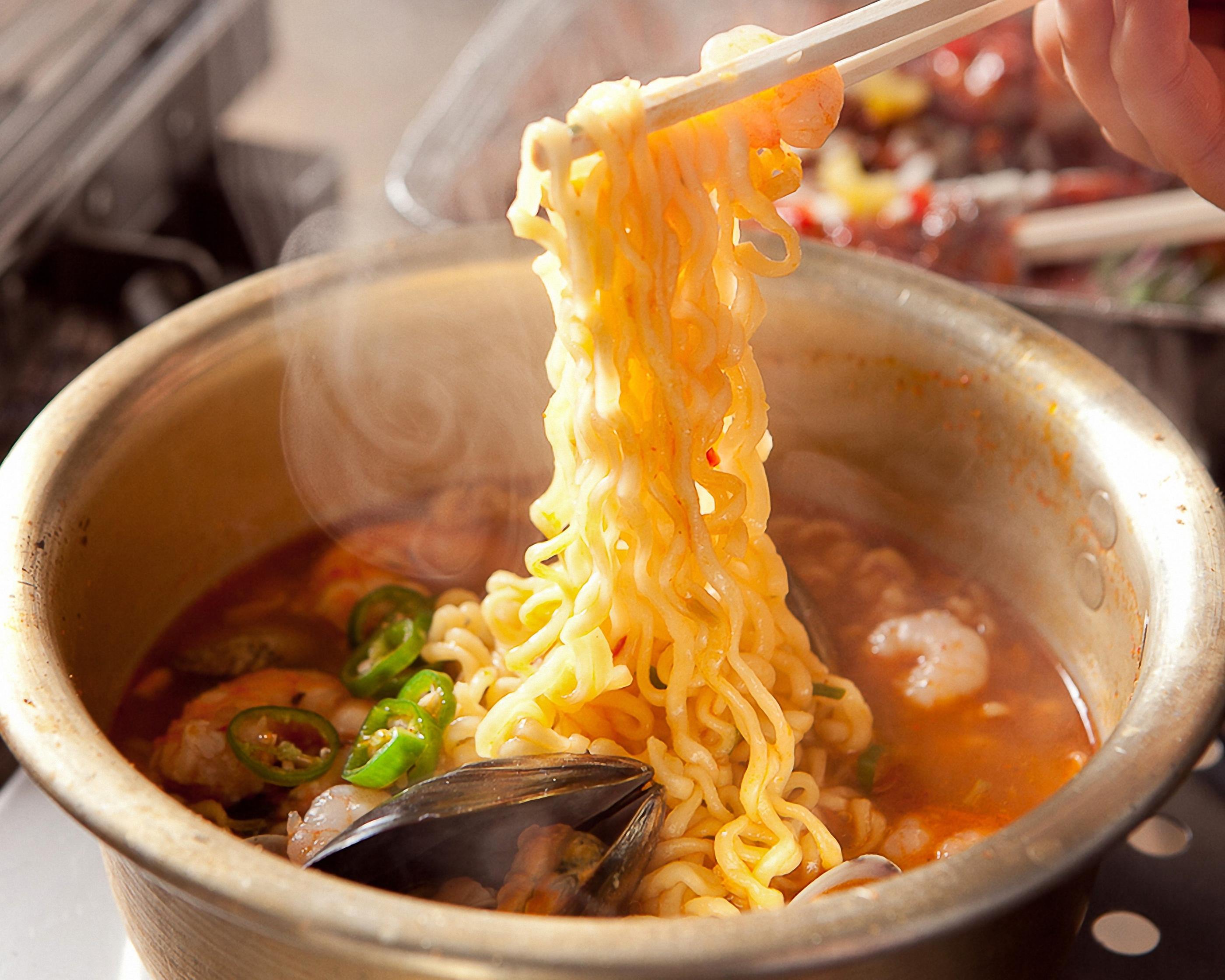 韓国の冬、韓国の果物、韓国ラーメン、韓国の柿、韓国の食後のデザート