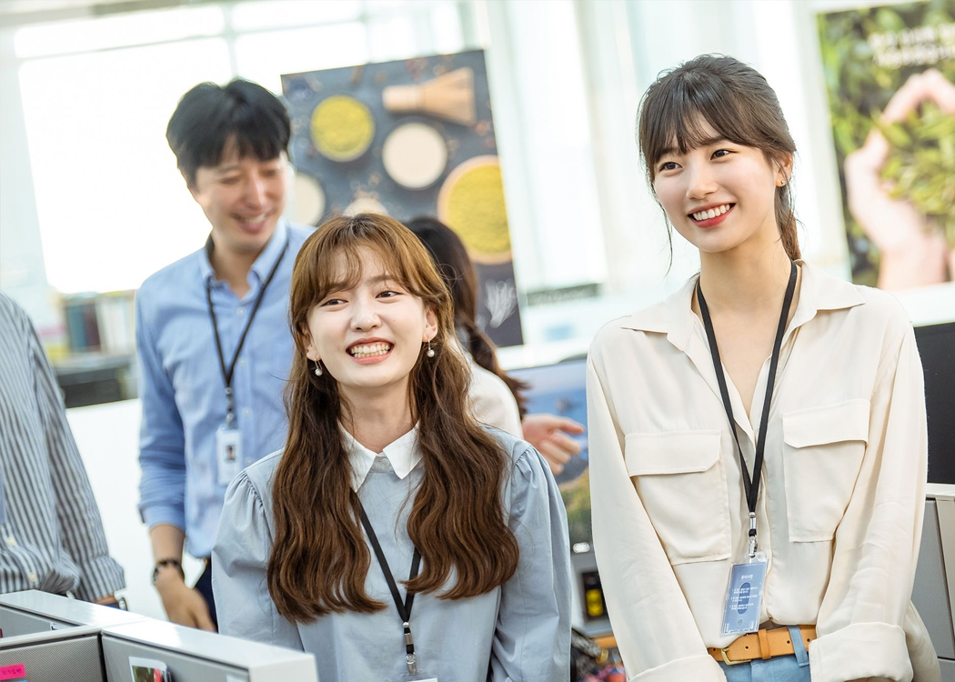 一組業人士在辦公室裡，注視著前方，背後是一幅色彩豐富的圖像。