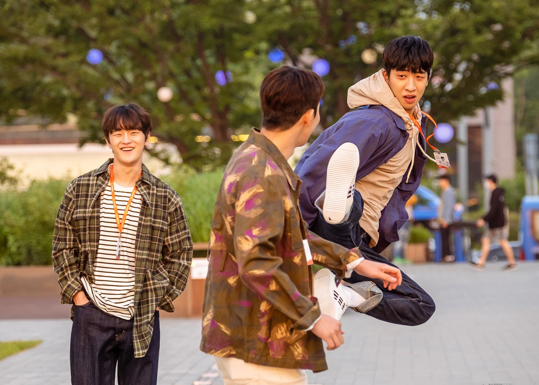 在戶外公園跳躍的角色，看起來充滿活力，周圍有其他角色觀看。