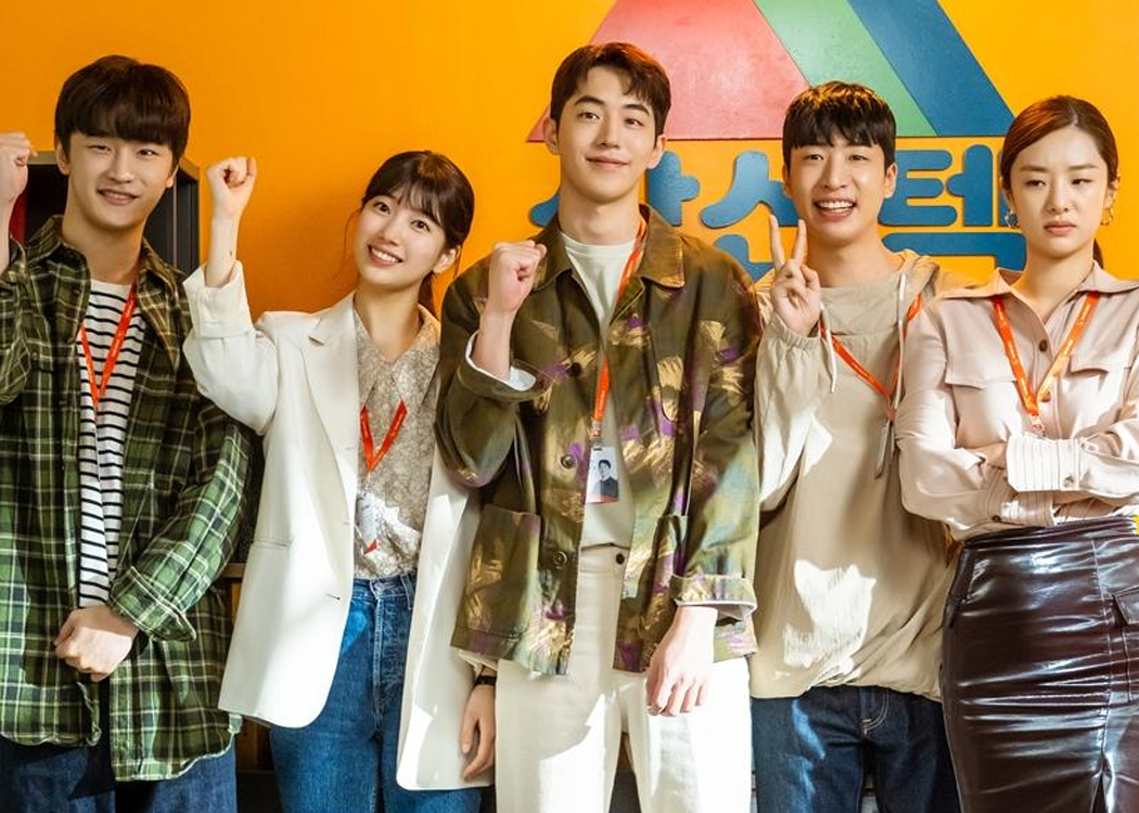 《Start-Up：我的新創時代》中的五位角色站在企業背景板前，表現出團隊精神。