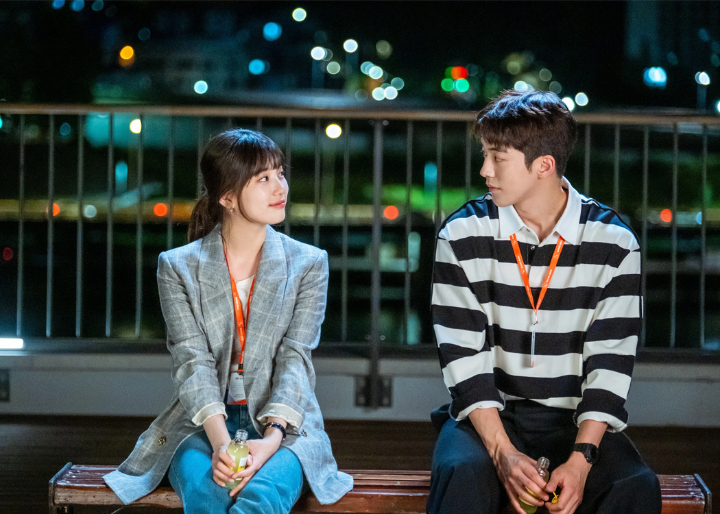兩位角色在夜晚的天台相坐，手中拿著飲料瓶，氛圍輕鬆愜意。