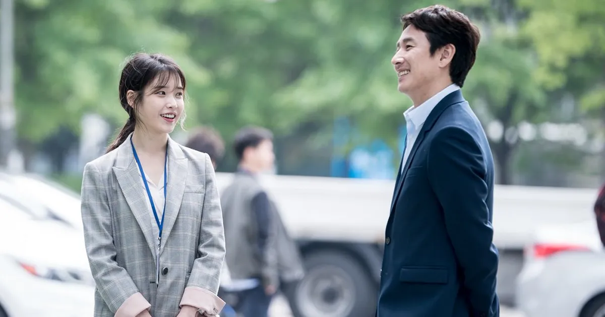 一位穿著條紋西裝的角色在城市街道上與另一人站立對話，背景遍佈行人和車輛。