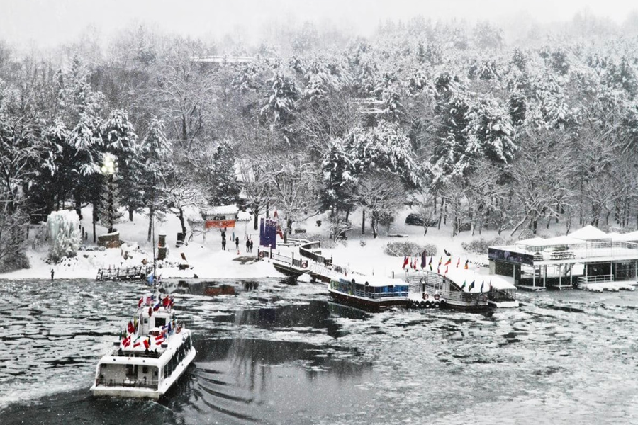 夕陽西下，南怡島雪地的浪漫美景。
