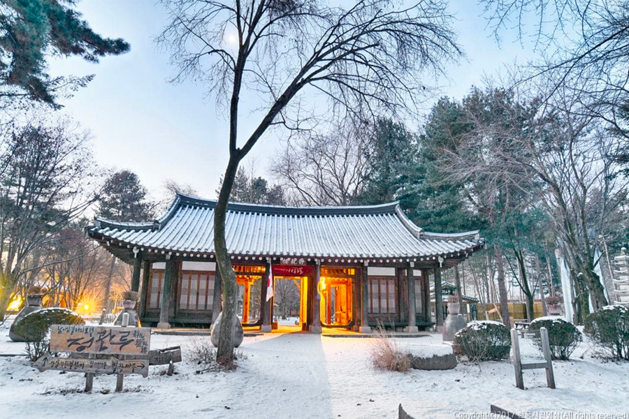 冬季的南怡島湖畔棧道，雪花飛舞。