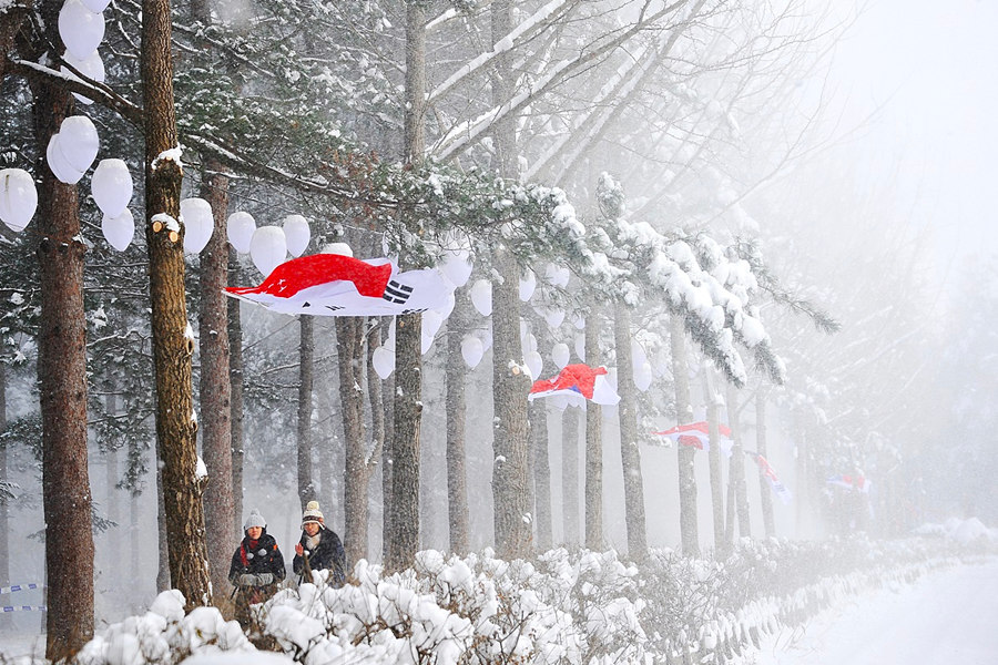 南怡島冬季美景，湖面上行駛的遊船。