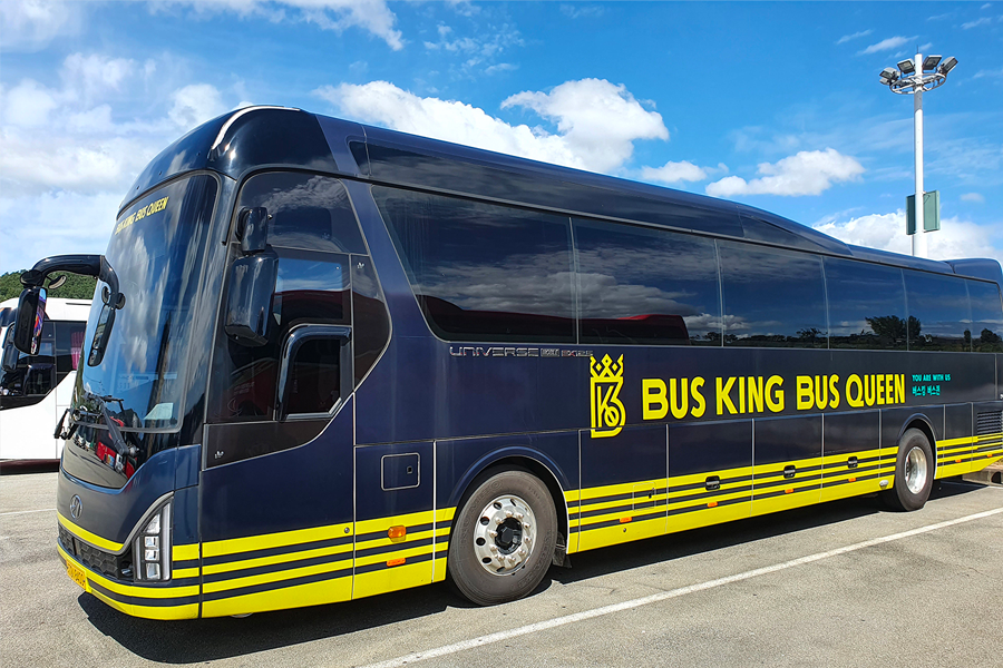 深藍色南怡島接駁巴士於加油站等待出發。