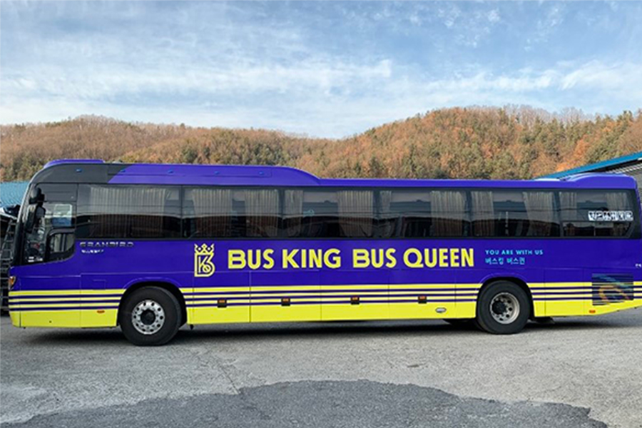 南怡島接駁巴士，全藍的巴士帶有專用標語。