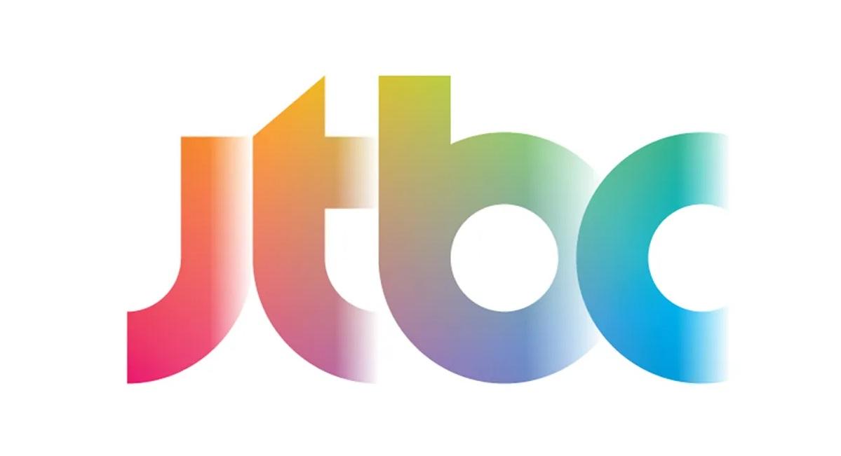 โลโก้สถานีโทรทัศน์ JTBC ของเกาหลีใต้ที่มีสีสันหลากหลาย เป็นสัญลักษณ์ของศูนย์ออกอากาศและการผลิตเนื้อหาในเกาหลี