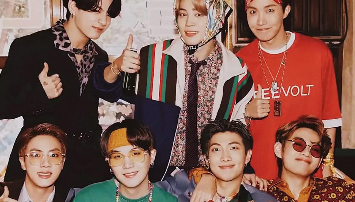 กลุ่มคนสวมใส่เสื้อผ้าสีสันสดใส มีการซ่อนหน้าของบุคคลในภาพ เป็นภาพถ่ายที่ใช้สำหรับการโปรโมตหรือโฆษณากลุ่มคนในสื่อบันเทิง