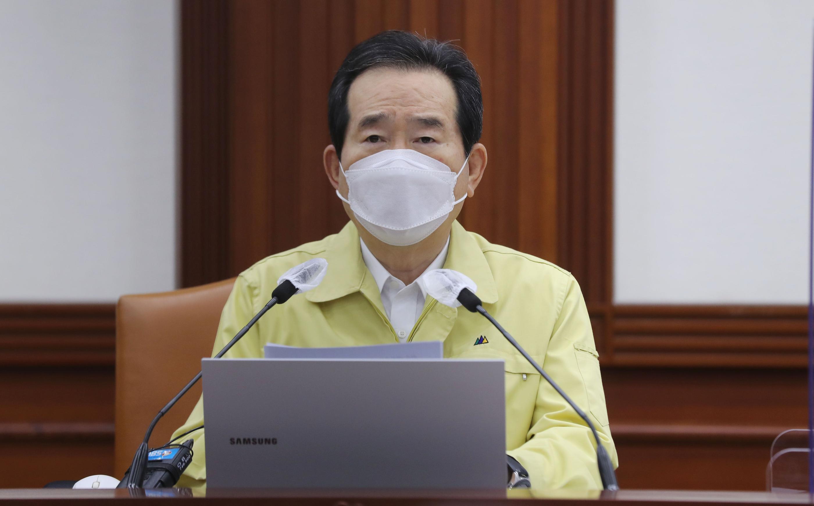 韓国政府の会議を主宰する政府高官、新型コロナウイルス対策本部の会議中